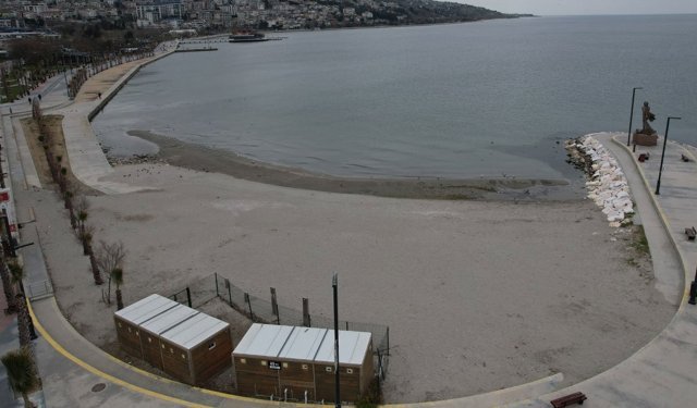 Büyükçekmece sahilinde deniz çekildi