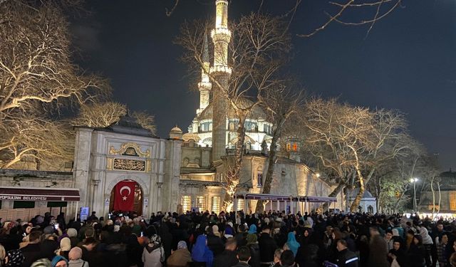 Eyüpsultan Camii’nde büyük kalabalık