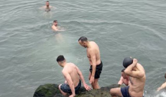 Buz gibi suda yüzdüler