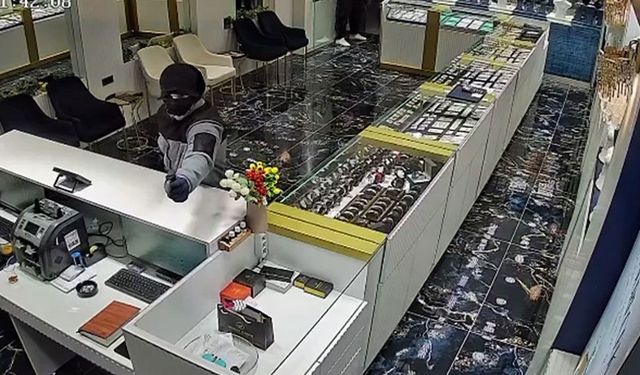 Maskeli 3 soyguncuya çay kazanlı direniş