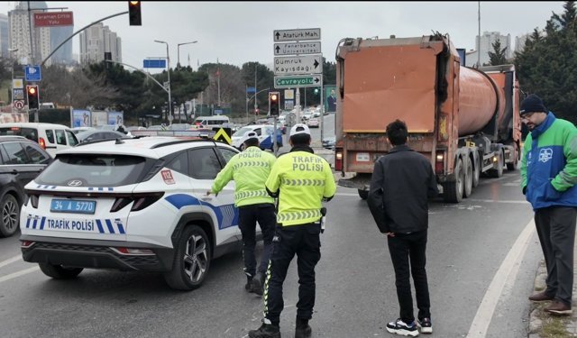 İBB'ye ait kamyonunun çarptığı skuter sürücüsü ağır yaralandı