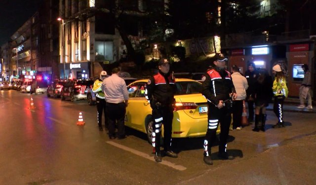 Kadıköy'de helikopter destekli 'Huzur İstanbul' denetimi