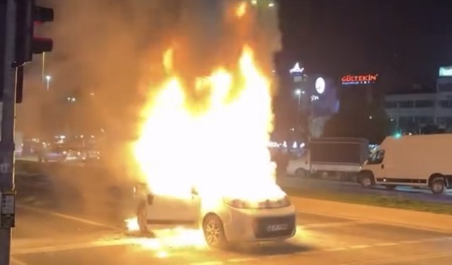 Seyir halindeki hafif ticari araç alev alev yandı