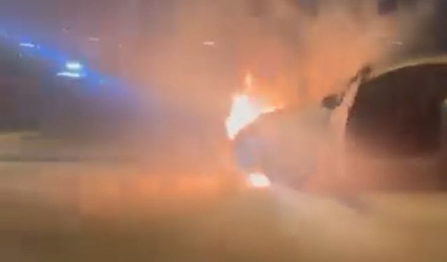 Seyir halindeki otomobil alev alev yandı