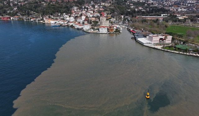 Sağanak sonrası İstanbul Boğazı’ndaki renk değişimi