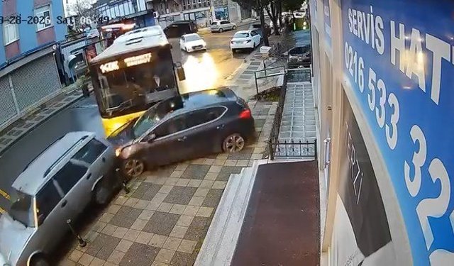 İETT otobüsü park halindeki otomobillere çarptı