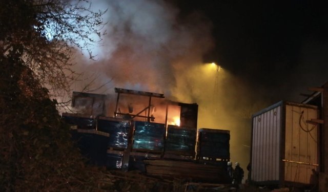 Şantiyede işçilerin kaldığı konteynerlerde yangın