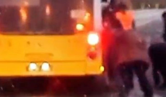 Arnavutköy’de İETT’yi vatandaşlar itti