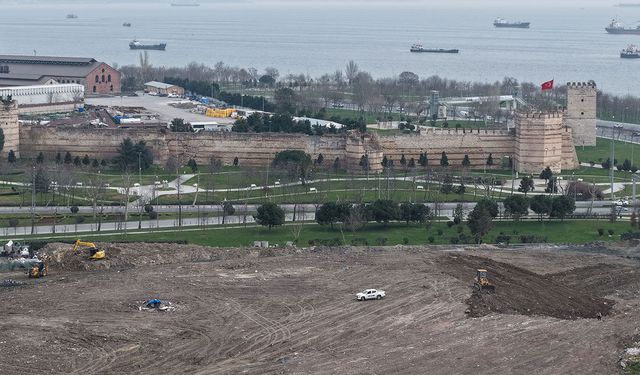 Kazlıçeşme Meydanı’na dökülen molozlar kaldırılıyor
