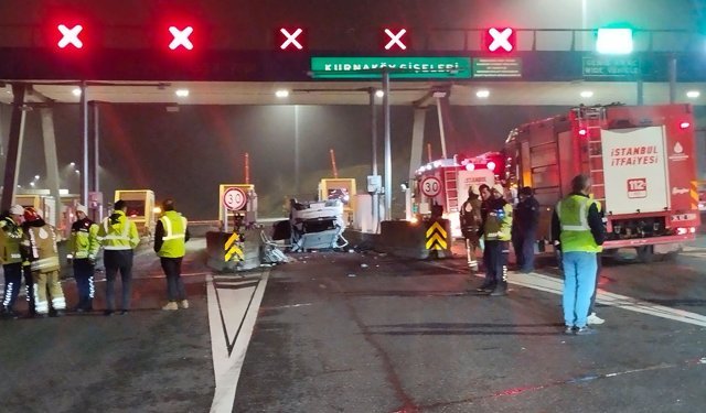 Pendik’te kontrolden çıkan otomobil gişelere çarptı