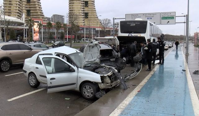 Park halindeki araçlara çarptı: Trafik felç oldu