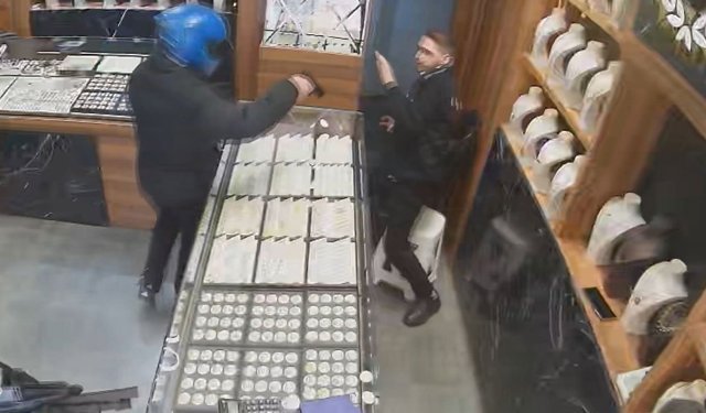 Kuyumcuya silahlı saldırı kamerada