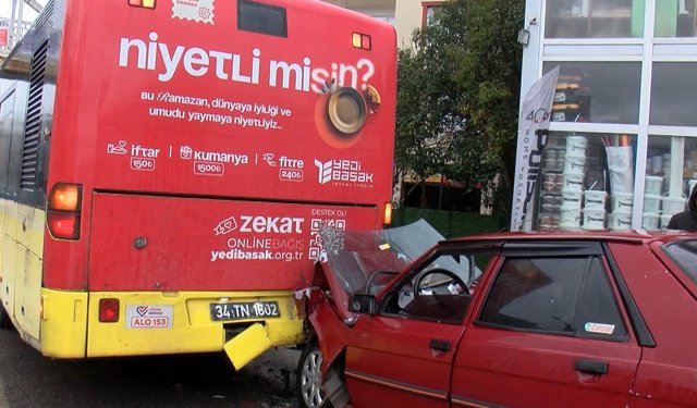 Ümraniye’de kaza: Otomobil İETT otobüsüne çarptı