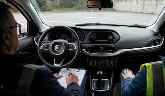 Ehliyet sınavında gerginlik: Komisyon üyesine saldırdılar