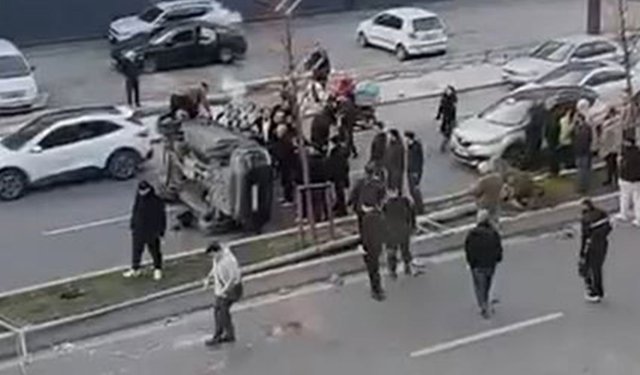 Beylikdüzü’nde direğe çarpan araç ters döndü