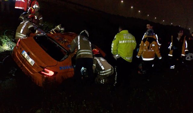 Taksi su kanalına uçtu