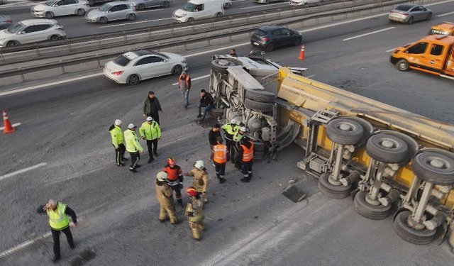 Eyüpsultan TEM Otoyolu’nda hafriyat kamyonu devrildi