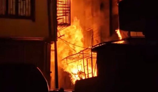 Bahçelievler'de depo yangını bir anda büyüdü