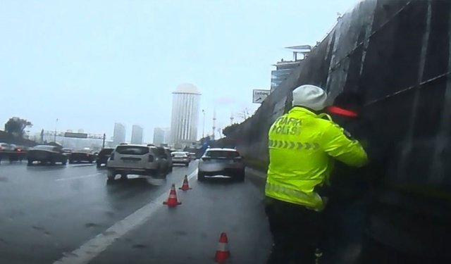 Seyir halindeyken fenalaştı: Polis hayat kurtardı