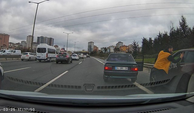 Trafikte pes dedirten anlar: Araçtan inip saldırdı
