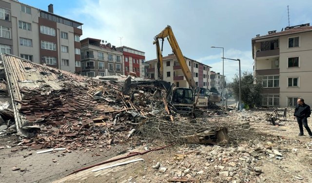 Avcılar'da kontrollü yıkım sırasında bina çöktü