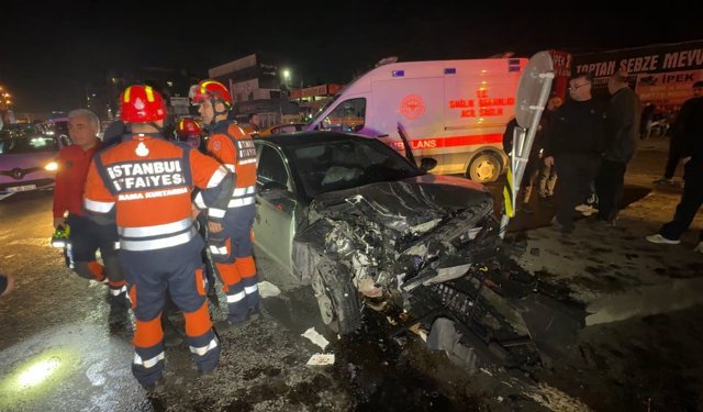 Seyir halindeki iki otomobil kafa kafaya çarpıştı