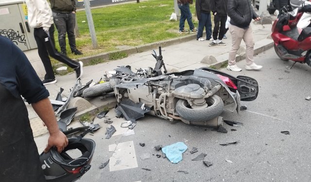 Yasağı dinlemeyip dönmeye çalıştı, motosikletliye böyle çarptı