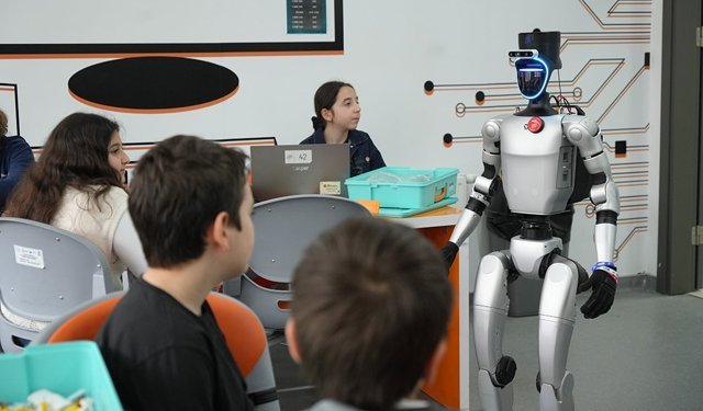 Türkiye'nin nüfusa kaydedilen ilk robotu şimdi de işe başladı