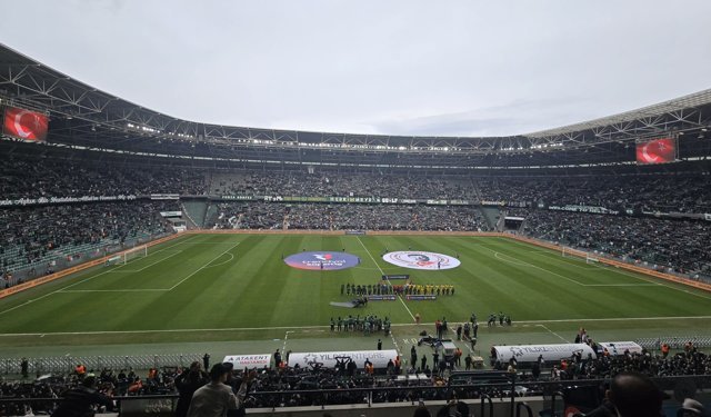 Tribünler sustu, çocuklar için yas tutuldu