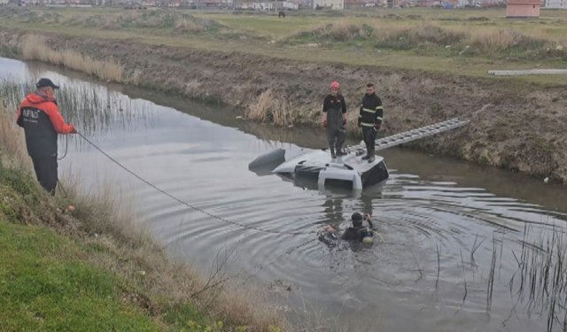 Kanalda gömülü araç ekipleri seferber etti