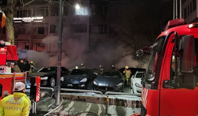 Beşiktaş'ta yangın: 15 araç küle döndü