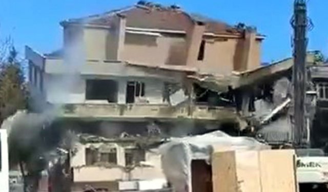 Kentsel dönüşüme giren bina tek darbeyle yıkıldı