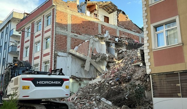 Avcılar’da denetimsiz yıkım: Binanın duvarı çöktü