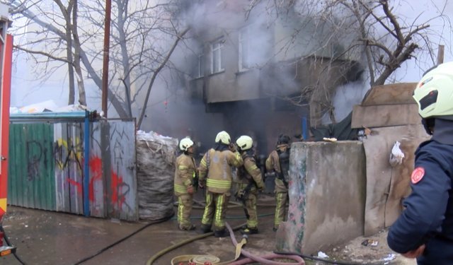Ataşehir'de hurdalıkta çıkan yangın söndürüldü