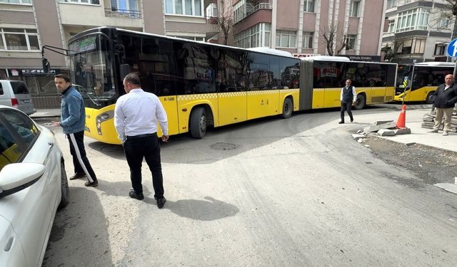 Kavşağa park edilen araç otobüsleri kilitledi