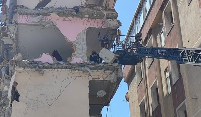 Avcılar’da 10 gündür mahsur kalan yavru kedi kurtarıldı