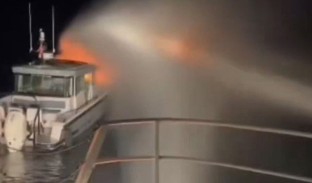 Kadıköy açıklarında seyir halindeki teknede yangın
