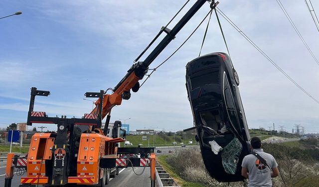 Lüks otomobiliyle kaza yaptı: Araç çayırlık alana uçtu