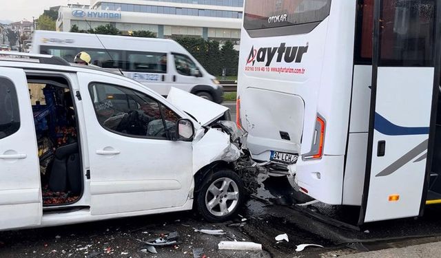 Maltepe’de kaygan yol kazası: Sürücü araçta sıkıştı