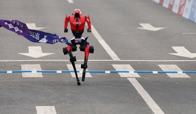 İnsansı robot yarı maratonda dünya rekorunu kırdı