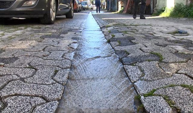 Ataşehir’de şebeke suyu israfı: Mahalleli çözüm bekliyor