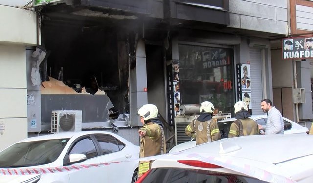 Sokaktan geçen tanker şoförü yangına müdahale etti