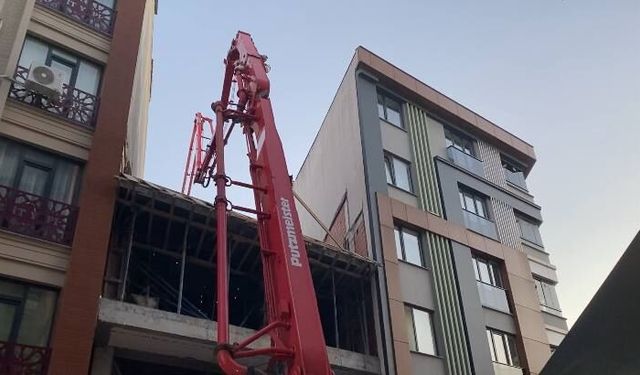 İnşaatta yapılan beton dökme işlemi sırasında yandaki binanın duvarı çöktü