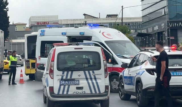 Avcılar'da İETT otobüsüne çarpan motokurye yaralandı