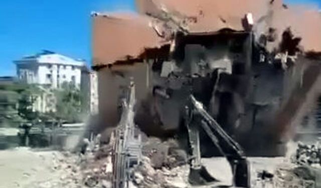 Yıkım sırasında sarsıntı ve toz bulutu oluştu; mahalleli deprem sandı