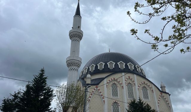 Rüzgarın etkisiyle caminin minaresi sallandı, iki bina tahliye edildi