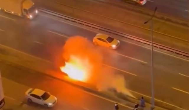Avcılar'da otomobil alevlere teslim oldu