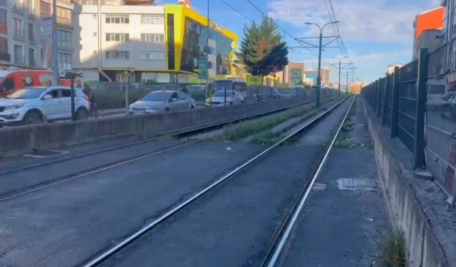Gaziosmanpaşa'da tramvay ile motosiklet çarpıştı: 1 ağır yaralı
