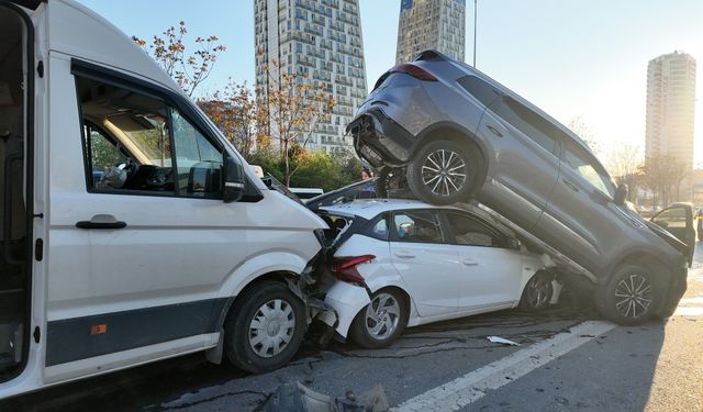 Kartal'da 4 aracın karıştığı zincirleme kaza