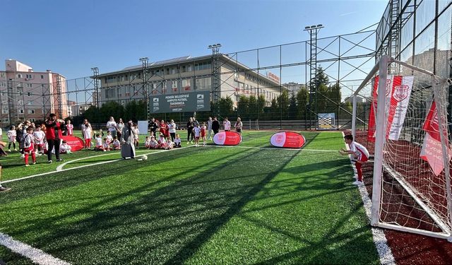 Anneler Günü’nde çocuklarına penaltı attılar
